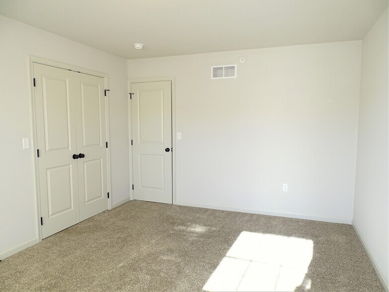 Building Photo - 228 Lakeside Xing