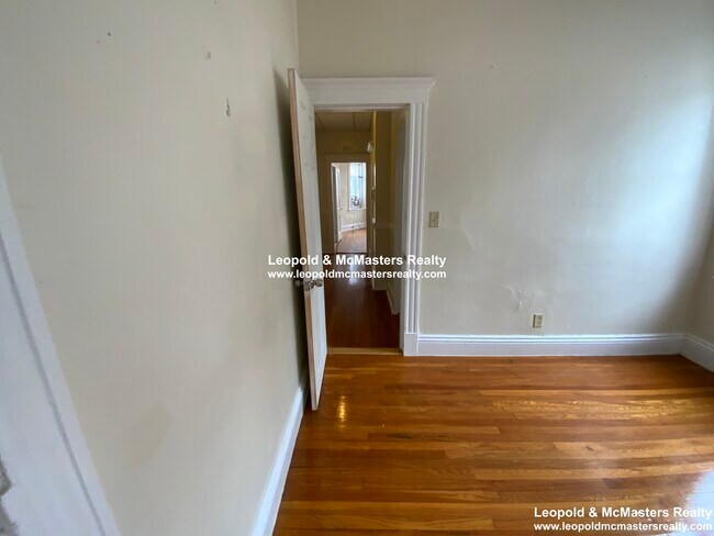 Building Photo - 159 Kelton St
