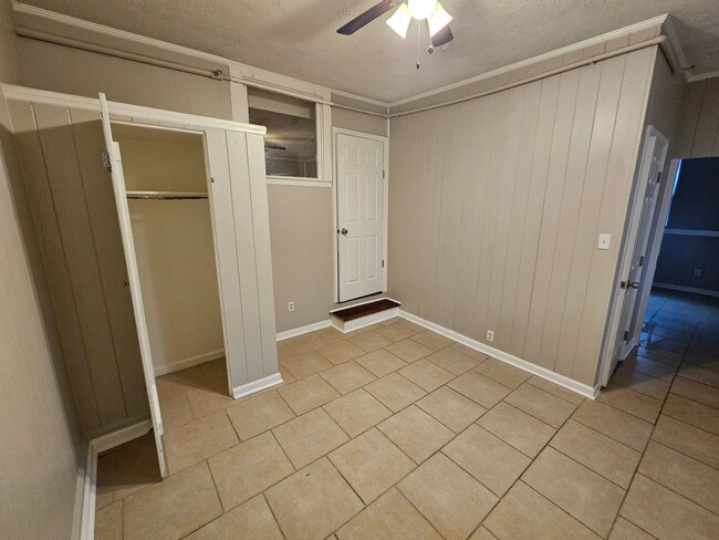 Building Photo - 2 Bedroom 1 Bath Downstairs apartment in t...