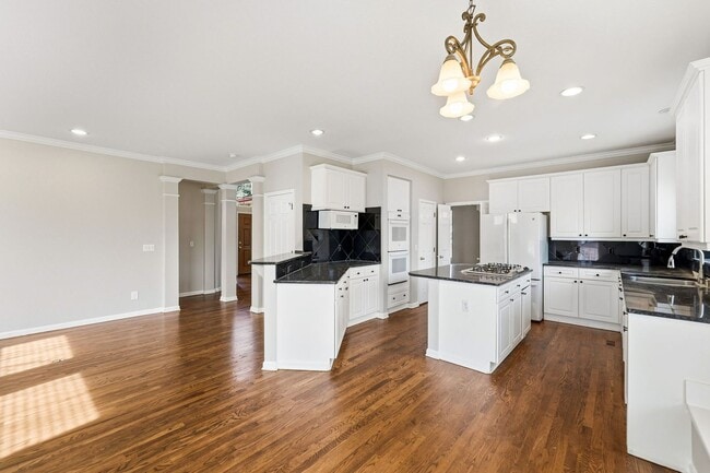 Building Photo - Incredible 4 Bed 4 Bath in Stonegate!