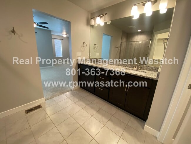 Building Photo - Beautiful 3 Bed, 4 Bath Townhome with 2-ca...