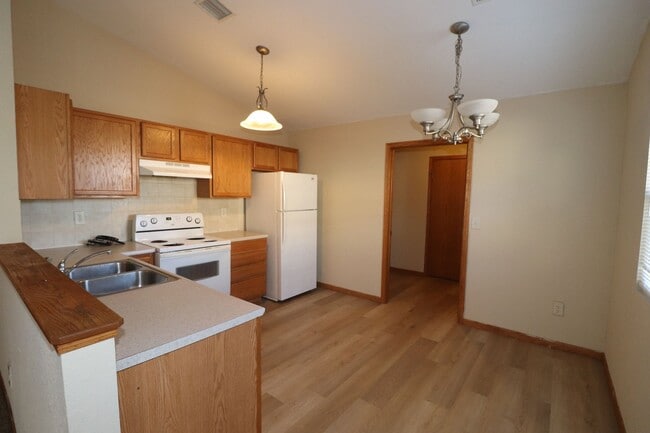 Building Photo - Spacious Duplex for Rent