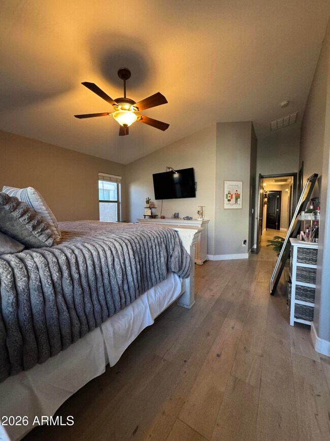 Building Photo - 734 E Kelsi Ave