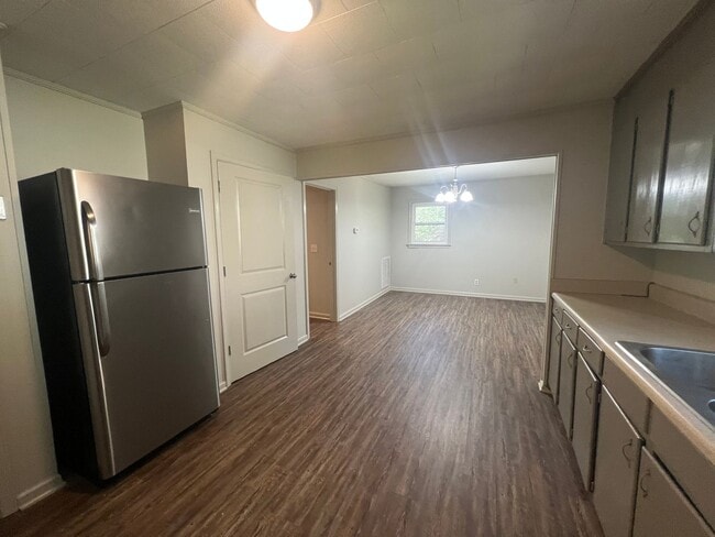 Building Photo - 3 bedroom 2 bathroom home
