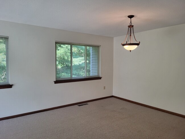 Building Photo - 107 Hilltop Dr