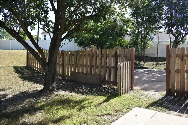 Building Photo - 16407 Westglen Farms Dr