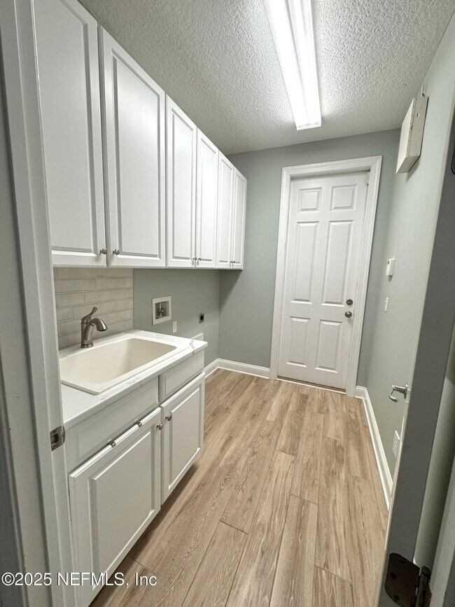 Building Photo - 642 Port Charlotte Dr