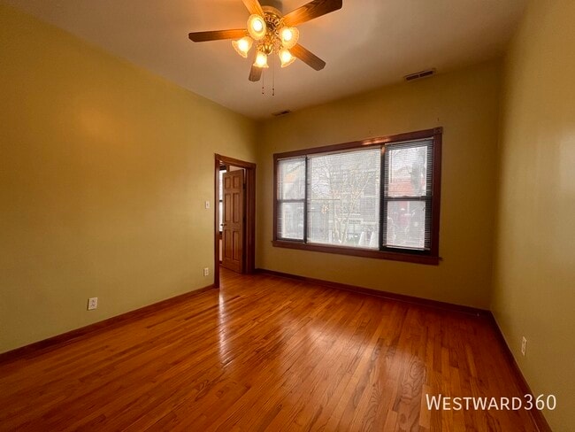 Building Photo - 3110 N Kenmore Ave