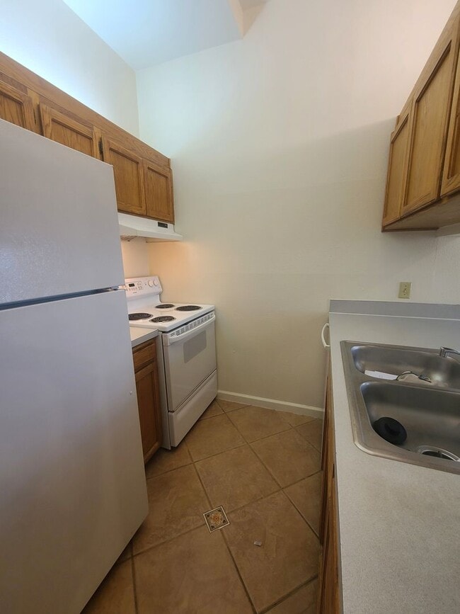 Building Photo - Perfect 1 bedroom 1 bath 6th & Hays Downto...