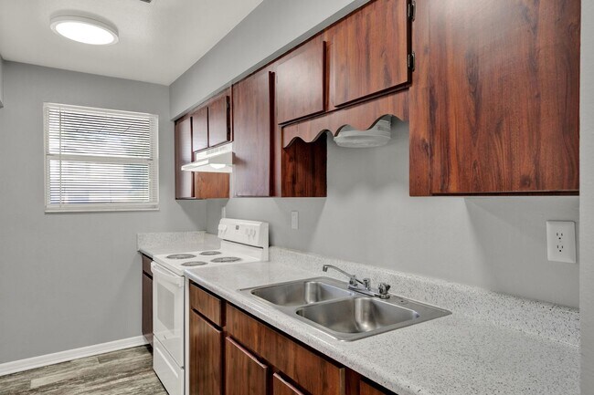 Building Photo - *****SPACIOUS 2 BEDROOM 1.5 Bath IN ORANGE CITY