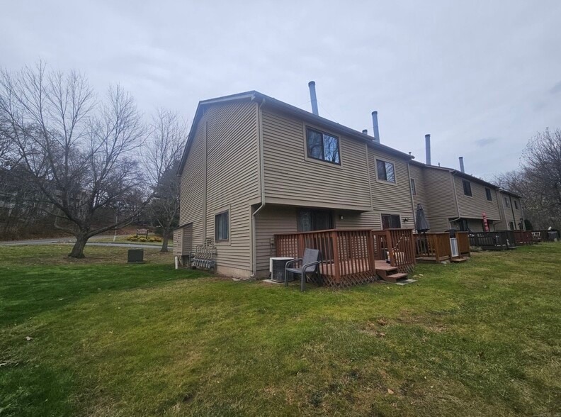 Building Photo - 135 Village Square Dr