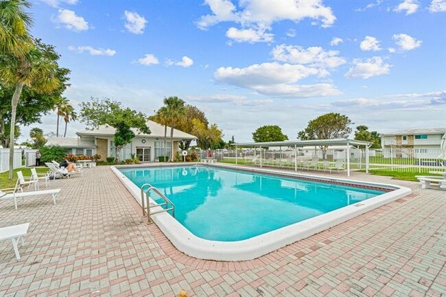 Building Photo - 330 S Golf Blvd