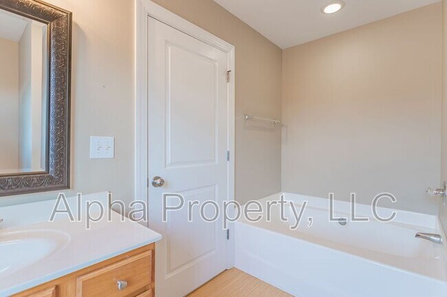 Building Photo - 302 Shallow Dr