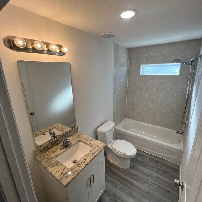 Building Photo - Beautiful 4 Bedroom, 2 Bathroom Home in Palm Bay!!