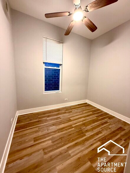 Building Photo - 942 N Elston Ave