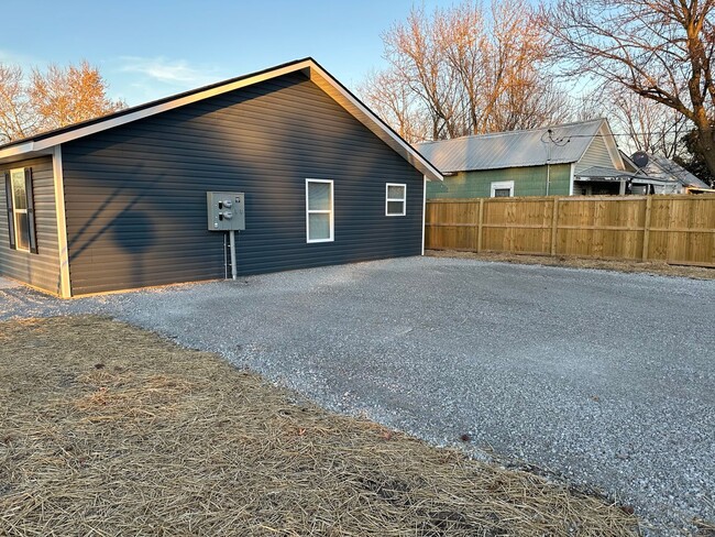 Building Photo - 1001 E 5th St Duplex