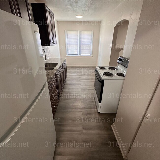 Building Photo - $525 - 1 bed 1 bath - Duplex