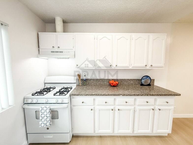 Building Photo - 13129 Oxnard St