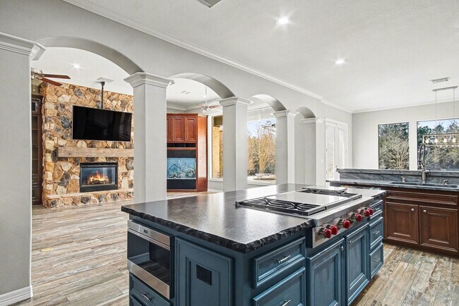 Building Photo - 15569 Crown Oaks Dr