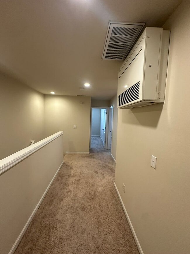 Building Photo - Newer Sherwood 3bd, 2.5ba Townhouse. Has A...
