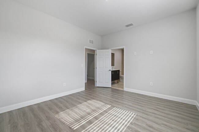 Building Photo - 679 Windermere Dr