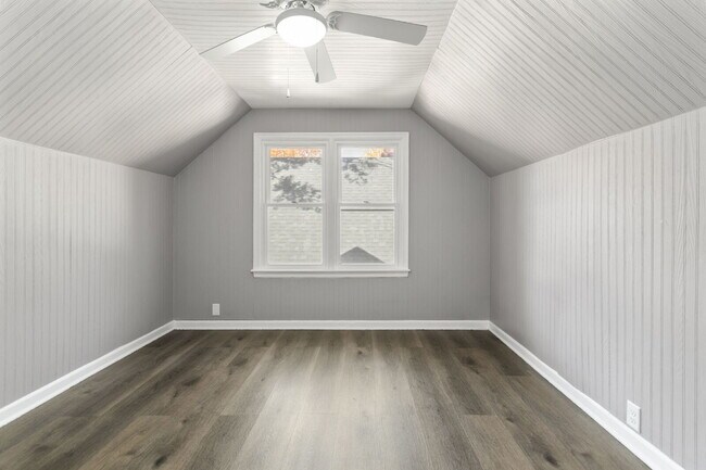 Building Photo - This updated 4-bedroom, 1-bath home is rea...