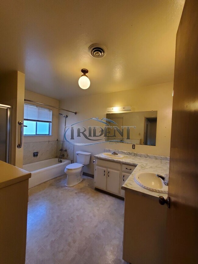 Building Photo - 231 E 18th St