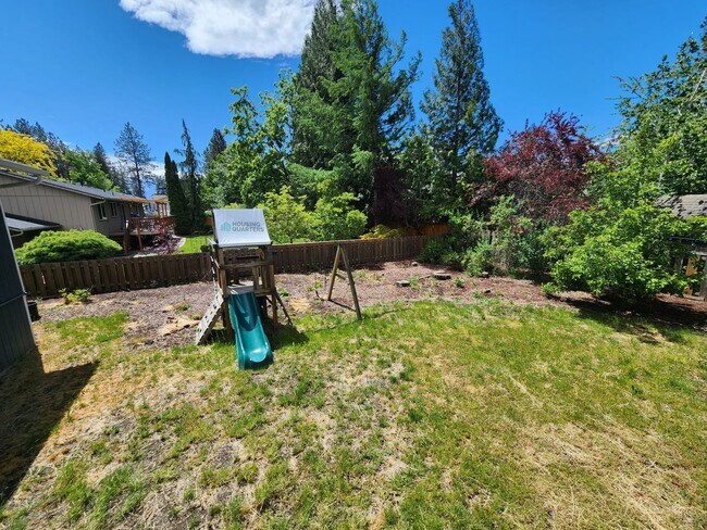 Building Photo - Single family home with large back yard!