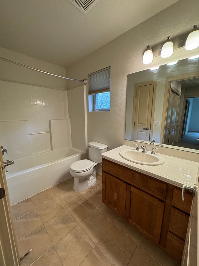 Building Photo - 3bd/3ba Issaquah Townhouse