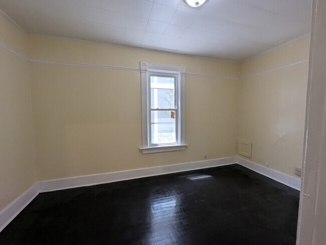 Building Photo - 1304 W Ring St