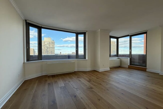 Building Photo - 400 E 90th St