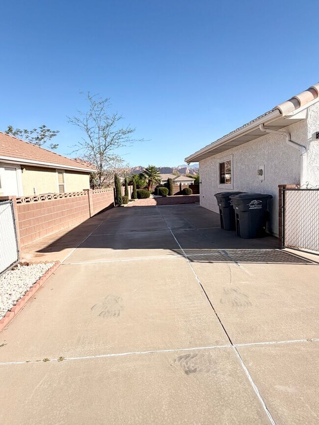 Building Photo - Snow Canyon Views!