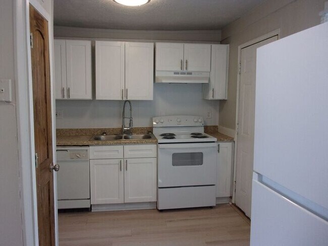 Building Photo - $1,000.00 off 1st Month's Rent - 2 Bedroom...