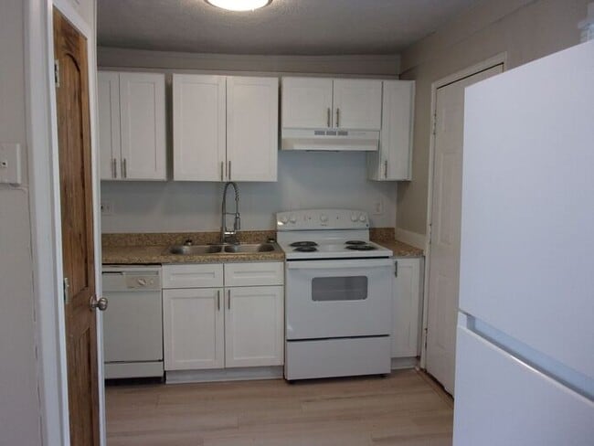 Building Photo - 2 Bedroom 1 Bath Townhome Minutes to Uptow...