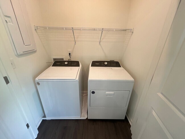 Building Photo - 3 Bedroom | 2.5 Bathroom End Unit Raleigh ...