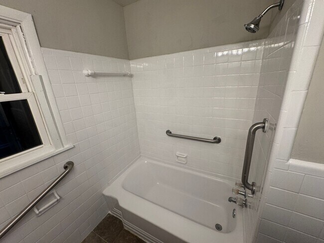 Building Photo - Move in Special!!!! 3/1 Home with bonus room!