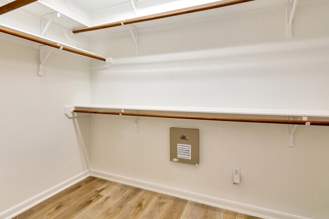 Building Photo - 22 N Queenscliff Cir