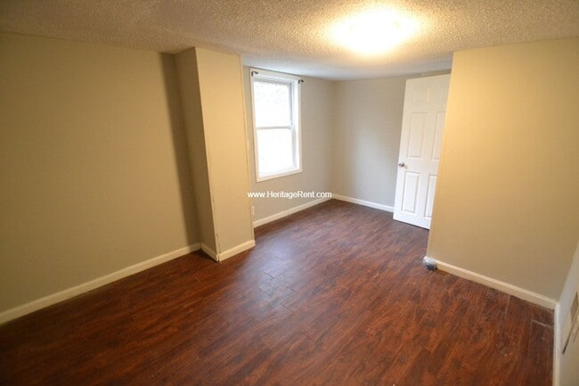 Building Photo - 3 bed 1 bath Beautiful Private Setting