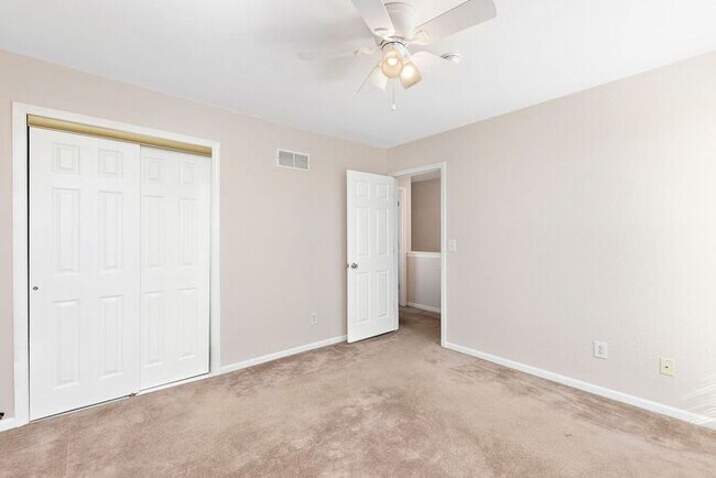 Building Photo - Renovated Spacious Townhomes