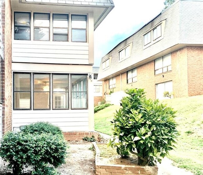 Building Photo - 145 Northwood Dr