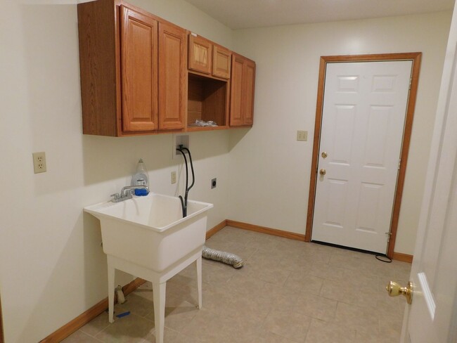 Building Photo - 3 bedroom 2.5 bathroom in Forrest Park Sub...