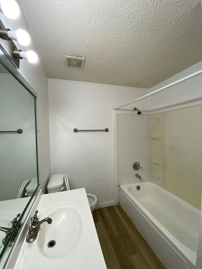 Building Photo - Mono Studio For Rent