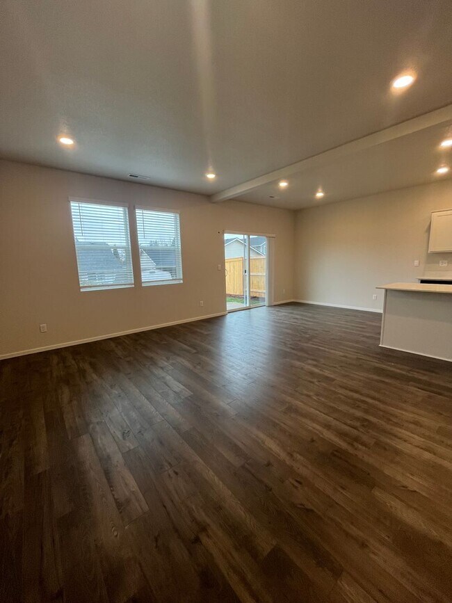 Building Photo - 4-Bedroom 2.5-Bathrrom house in Springfield