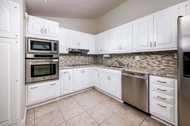 Building Photo - Upgraded Newport Beach Townhouse in Park Lido!