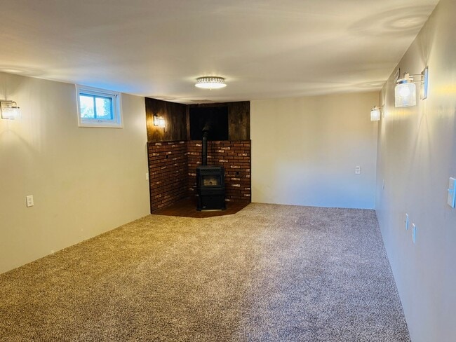 Building Photo - Dog Friendly 4 Bedroom - Billings West End