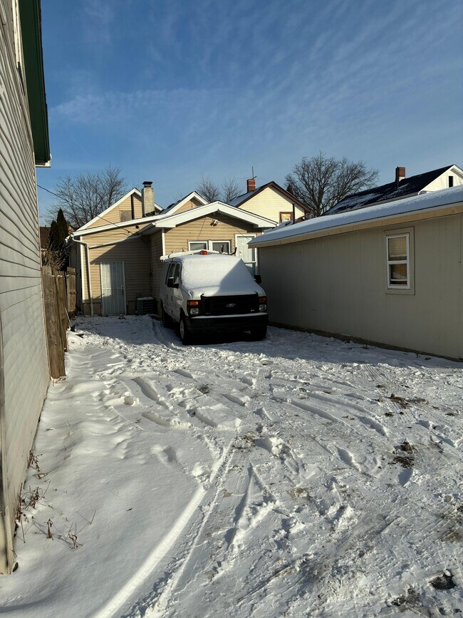 Building Photo - 2721 Woodbridge Ave