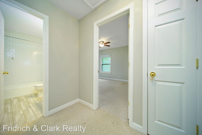 Building Photo - 2 br, 1.5 bath Apartment - 511 Hickory Villa