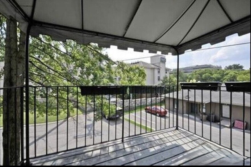Building Photo - 105 Saint Charles Pl
