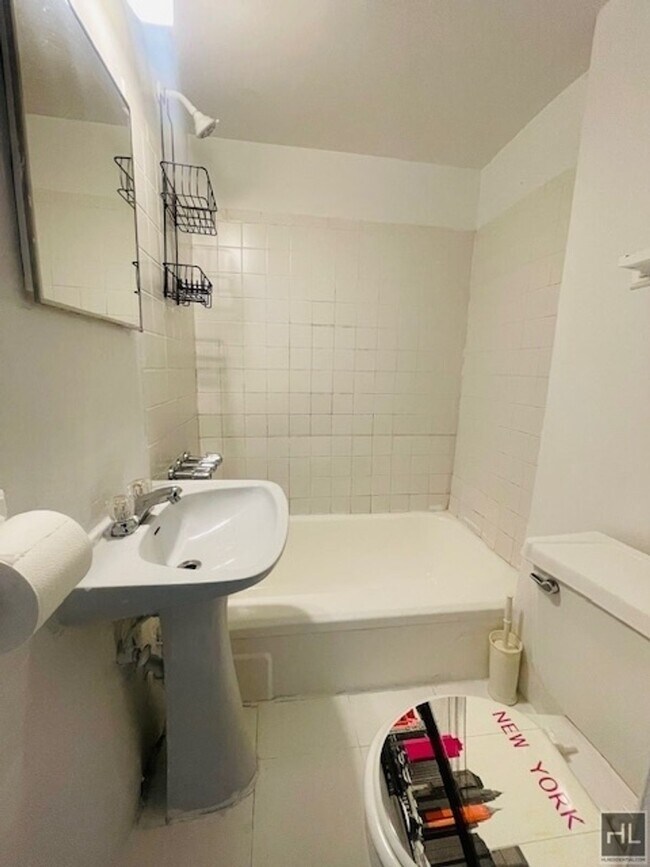 Building Photo - Cozy 1 Bedroom Home in Forest Hills