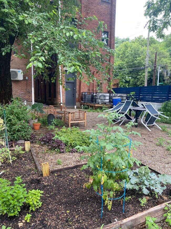 Building Photo - 207 W McMicken Ave